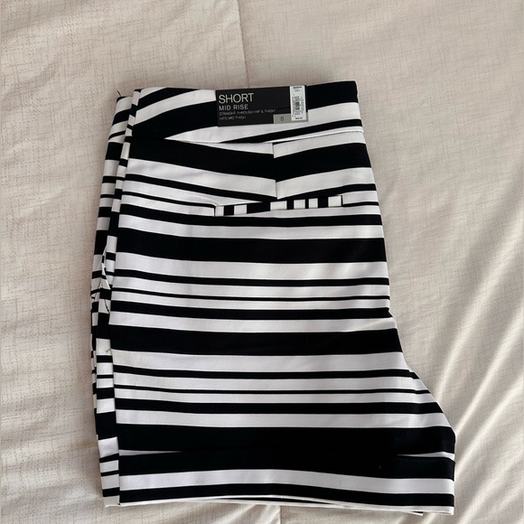 Apt. 9 Mid Raise Black and White Striped Shorts Size 8 NWT - Picture 4 of 4